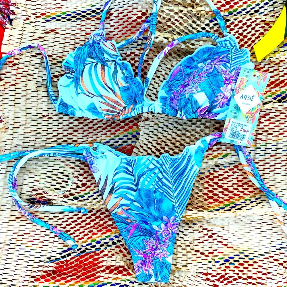 I’m selling Brazilian bikini. Brand: Arsiè.